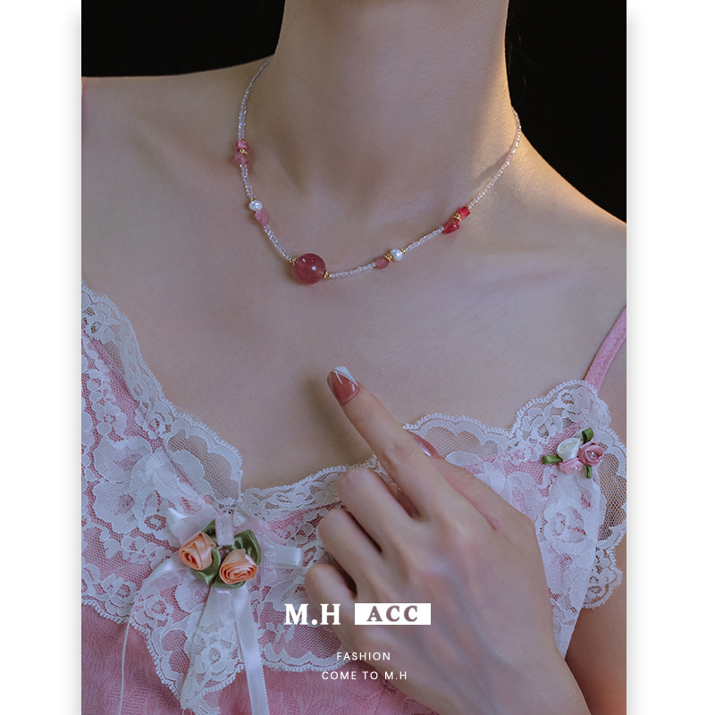 Strawberry crystal beaded necklace, a niche design, with a unique and high-end style, versatile and fashionable for commuting, retro collarbone chain for women full figure