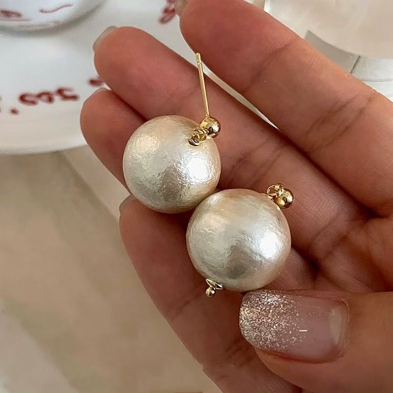 French large pearl autumn and winter stud earrings, trendy women's light luxury high-end design earrings, versatile retro earrings Application Scenario