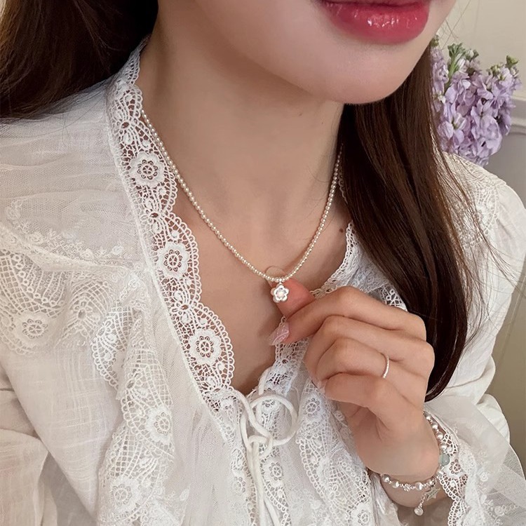 French camellia pearl necklace for women, with a light luxury and niche design sense, elegant and versatile collarbone chain, gentle neck chain details Picture