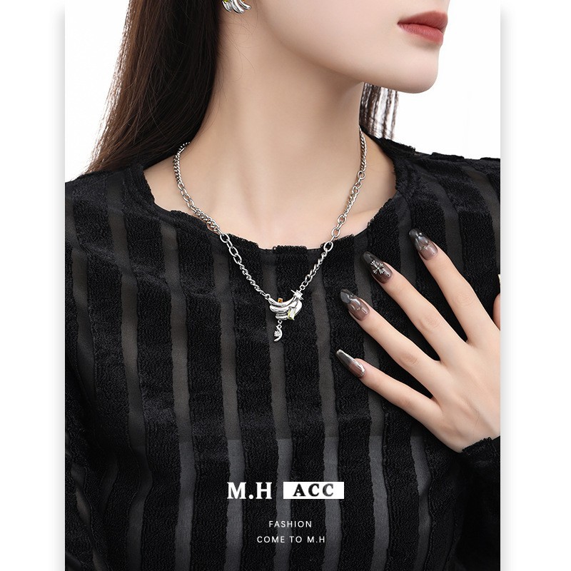 ins niche design banana necklace, women's unique and high-end neckchain, collarbone chain, fashionable and elegant pendant wholesale details Picture