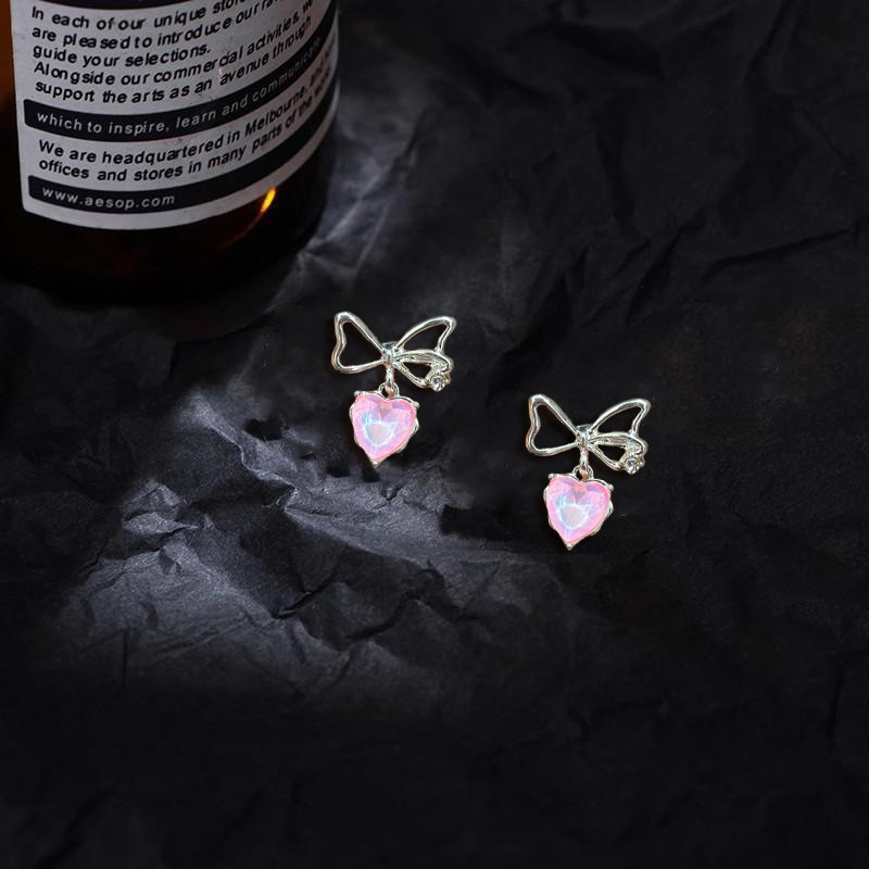 Sweet and versatile bow zircon stud earrings for women, a trendy Korean style on Instagram, with a simple and niche design Application Scenario