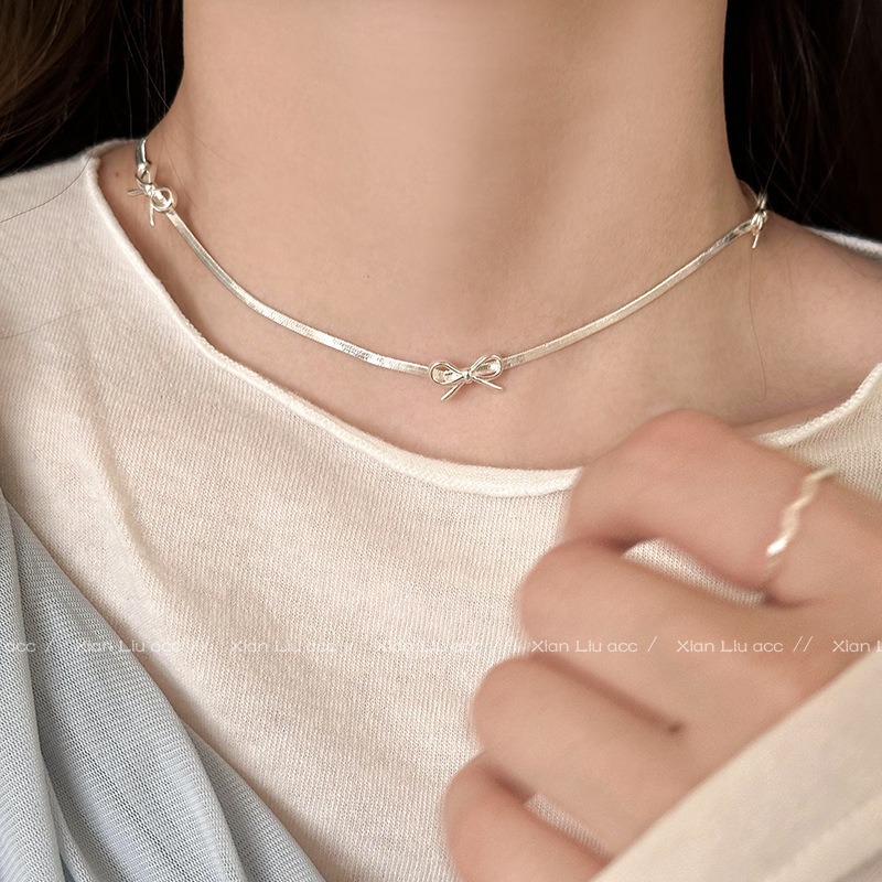 Minimalist silver bow snake bone chain necklace for women, light luxury and niche style, versatile and elegant, wholesale collarbone chain Application Scenario