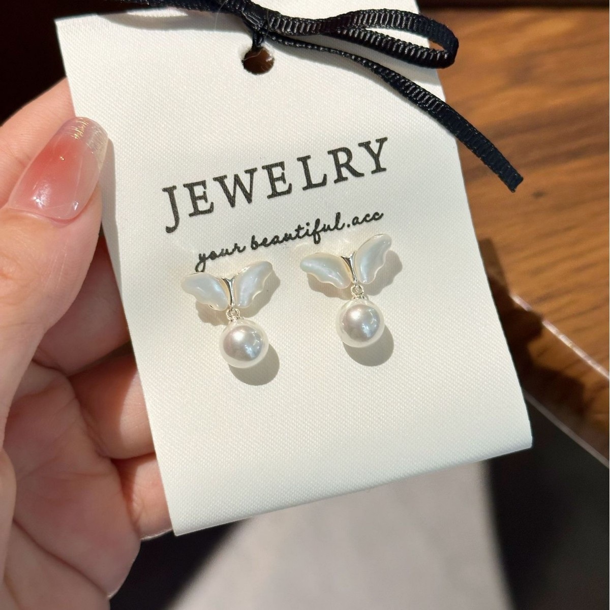 Little Baby Wings ~ Angel Mother-of-Pearl Small Wings Pearl Earrings for Women, light luxury, high-end, versatile and elegant butterfly earrings and earrings Application Scenario