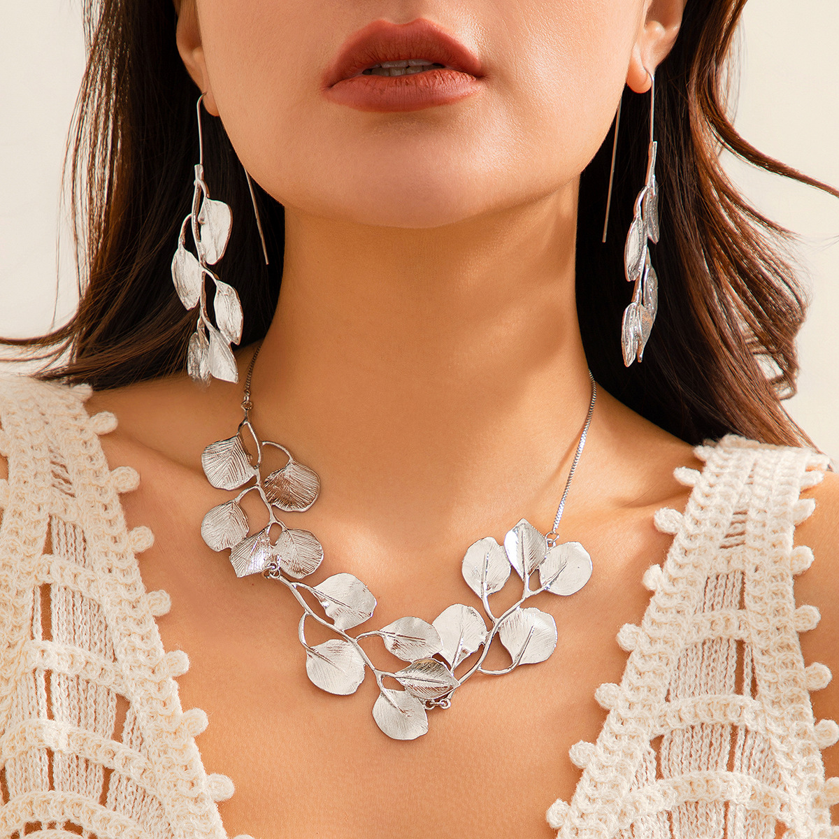 European and American cross-border texture metal style leaf tassel Necklace, fashionable design sense retro pull-out collar Necklace details Picture