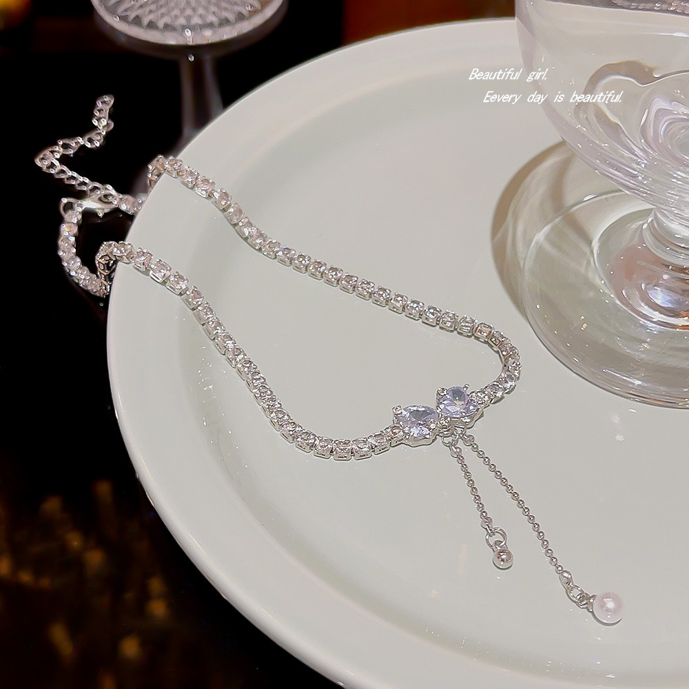 Bow pearl necklace, a versatile, light luxury and niche design for women, a new high-end neckchain and collarbone chain accessory from Yiwu full figure
