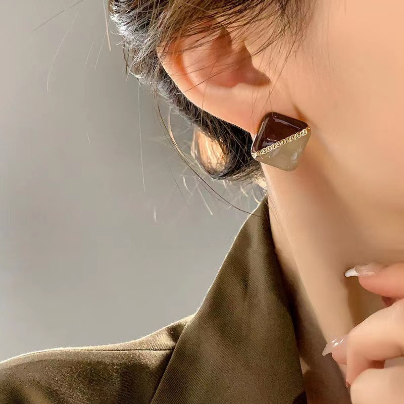 Hong Kong-style retro Maillard coffee-colored earrings, a niche design for women with a high-end feel, are the new best-selling earrings of 2025 details Picture