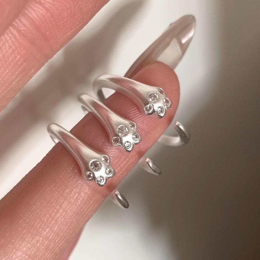 Korean cat-paw zircon ring for women, simple and elegant style index finger ring, niche design, cute and sweet open ring trend Application Scenario