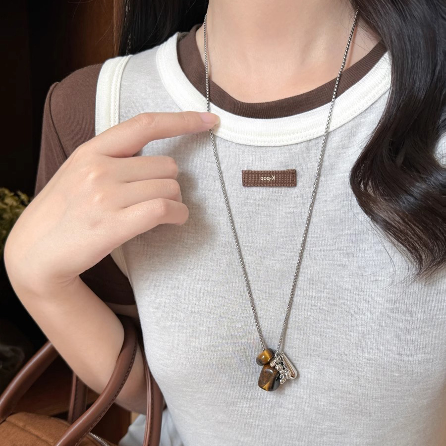 Korean niche fashion necklace blogger Tiger Eye Stone, Spotted Stone Stone, grape string pendant, high-end long sweater chain Application Scenario