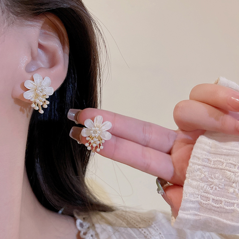 Super ethereal acrylic flower earrings for women, light luxury, versatile and high-end pearl stud earrings, the same style of earrings as Internet celebrities details Picture
