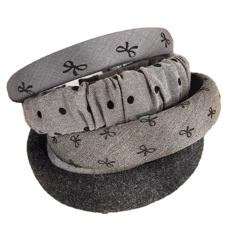 The grey Korean-style hair band for spring and summer exudes a high-end vibe. It features a bow polka dot high headband on the top of the head for washing the face and a stylish hairpin Item Picture