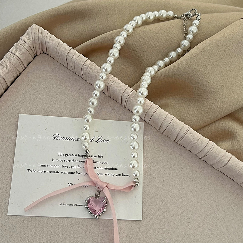 French collarbone chain, sweet pink heart-shaped bow pearl necklace, women's niche design sense, sweet and pure desire necklace Application Scenario