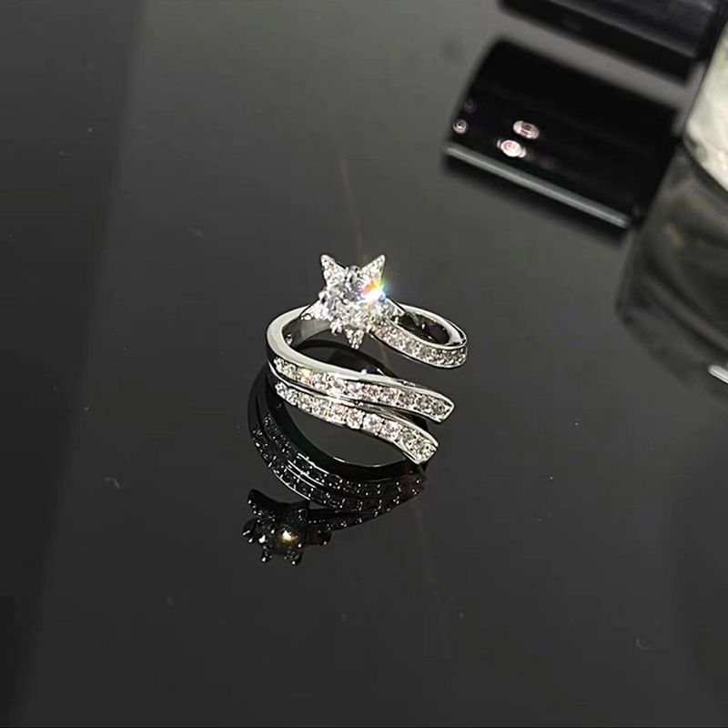 A star-studded studded ring for women's ins set with a high-end feel. It features a shiny five-pointed star opening and adjustable double-ring rings Application Scenario