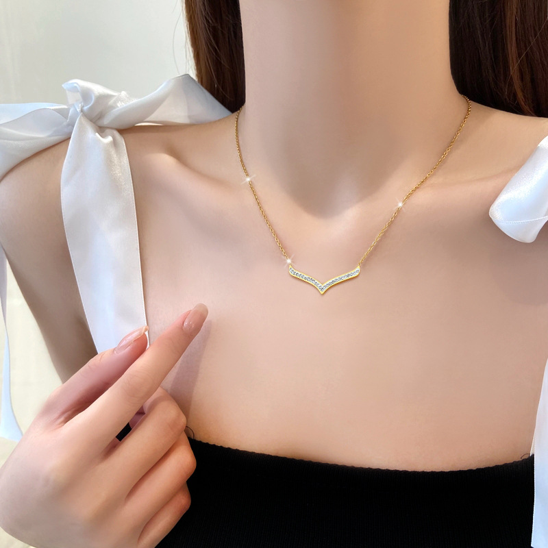 【 All-titanium Steel 】 Minimalist style full diamond big V furnace real gold necklace, female Instagram influencer collarbone chain accessory details Picture