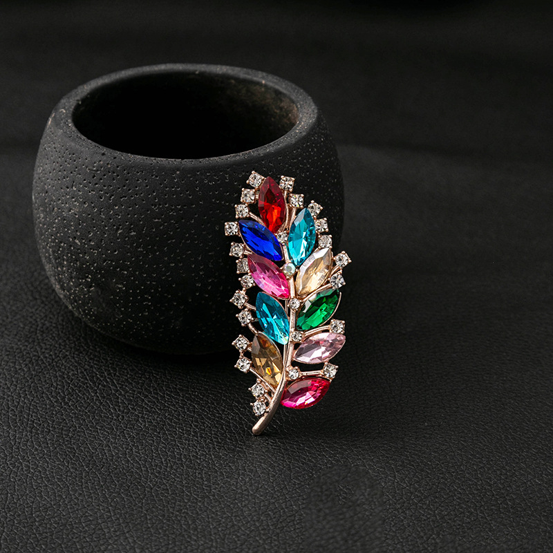 High-end retro luxury leaf brooch, niche high-end exquisite diamond-encrusted versatile coat and suit accessory brooch Specification drawing