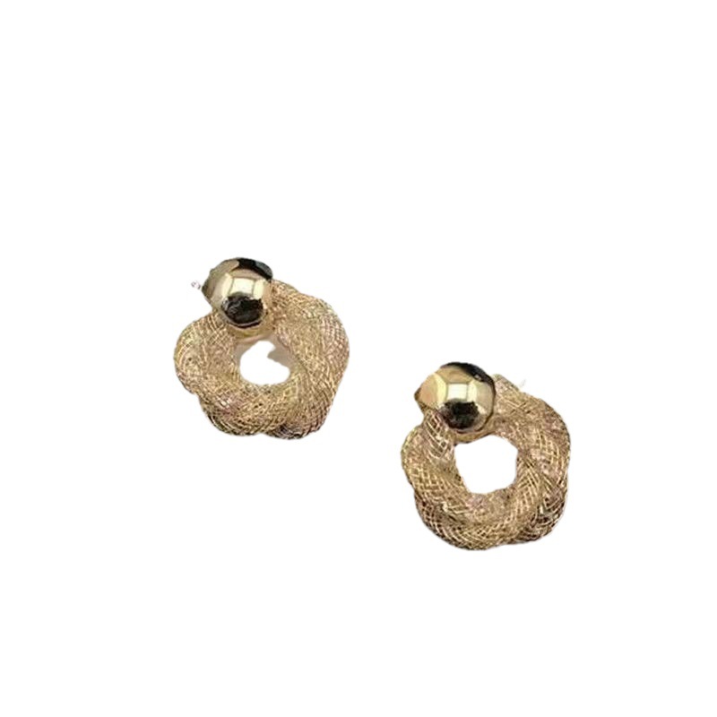 Metal European and American style sparkling diamond twist ear rings, light luxury, niche and versatile design sense earrings, fashionable and high-end earrings Item Picture