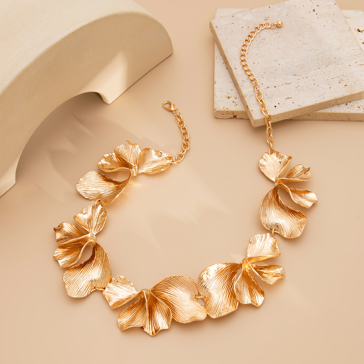 Irregular pleated petal necklace for cross-border European and American jewelry, fashionable ins style metal alloy flower necklace Application Scenario