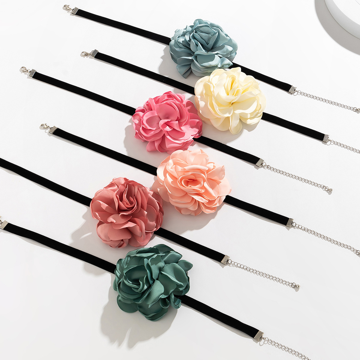 European and American cross-border jewelry, handcrafted rose flower choker necklace, exaggerated flocked fabric French collar necklace Item Picture
