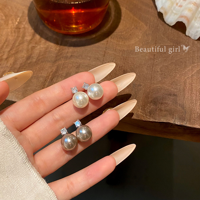 Zircon pearl stud earrings are a light luxury and niche design for women, exuding a sense of sophistication and elegance. They are a bestseller and versatile, trendy and popular ear accessory Specification drawing