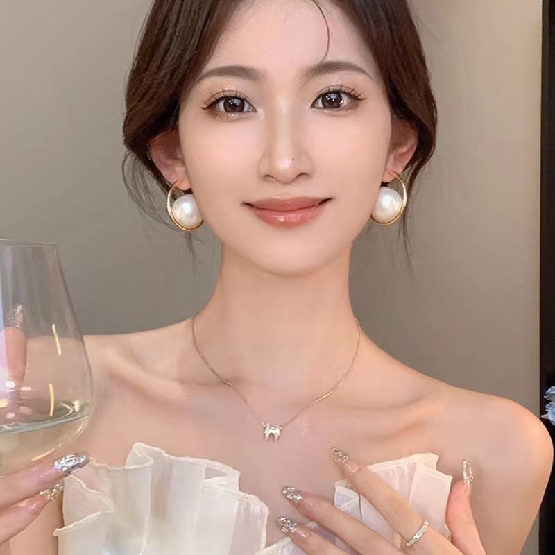 French retro style large pearl stud earrings and ear rings, women's niche fashion high-end earrings, 2025 new style earrings details Picture