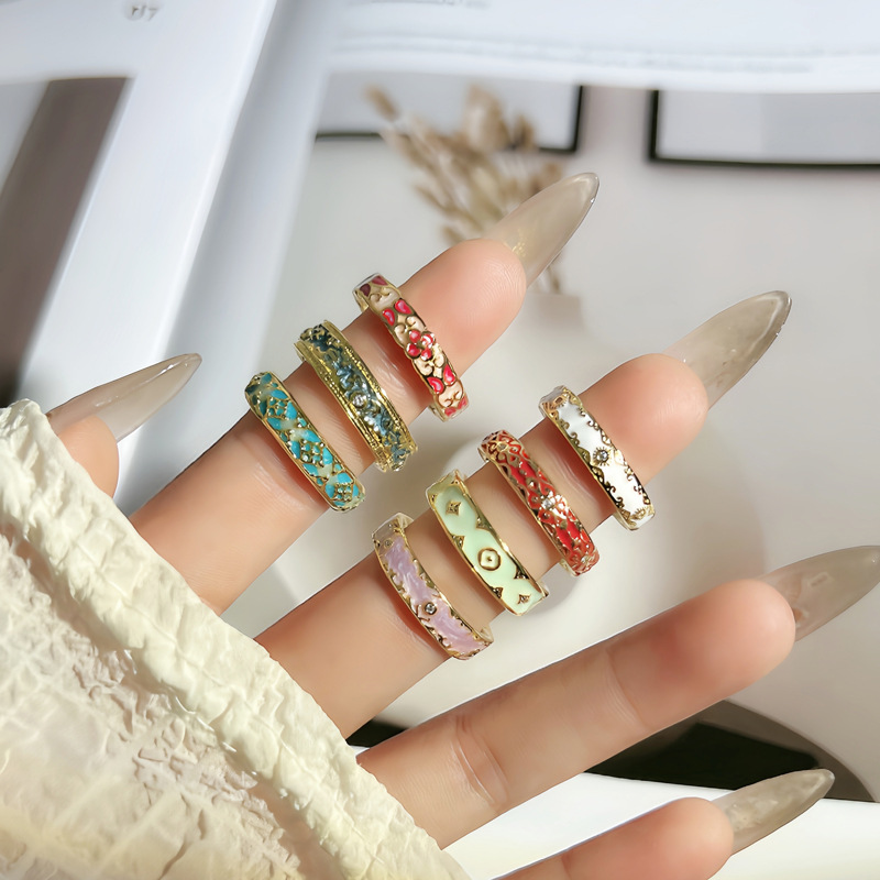A niche retro lace court-style flower enamel drop glaze light luxury ring with a cold and elegant design for women details Picture