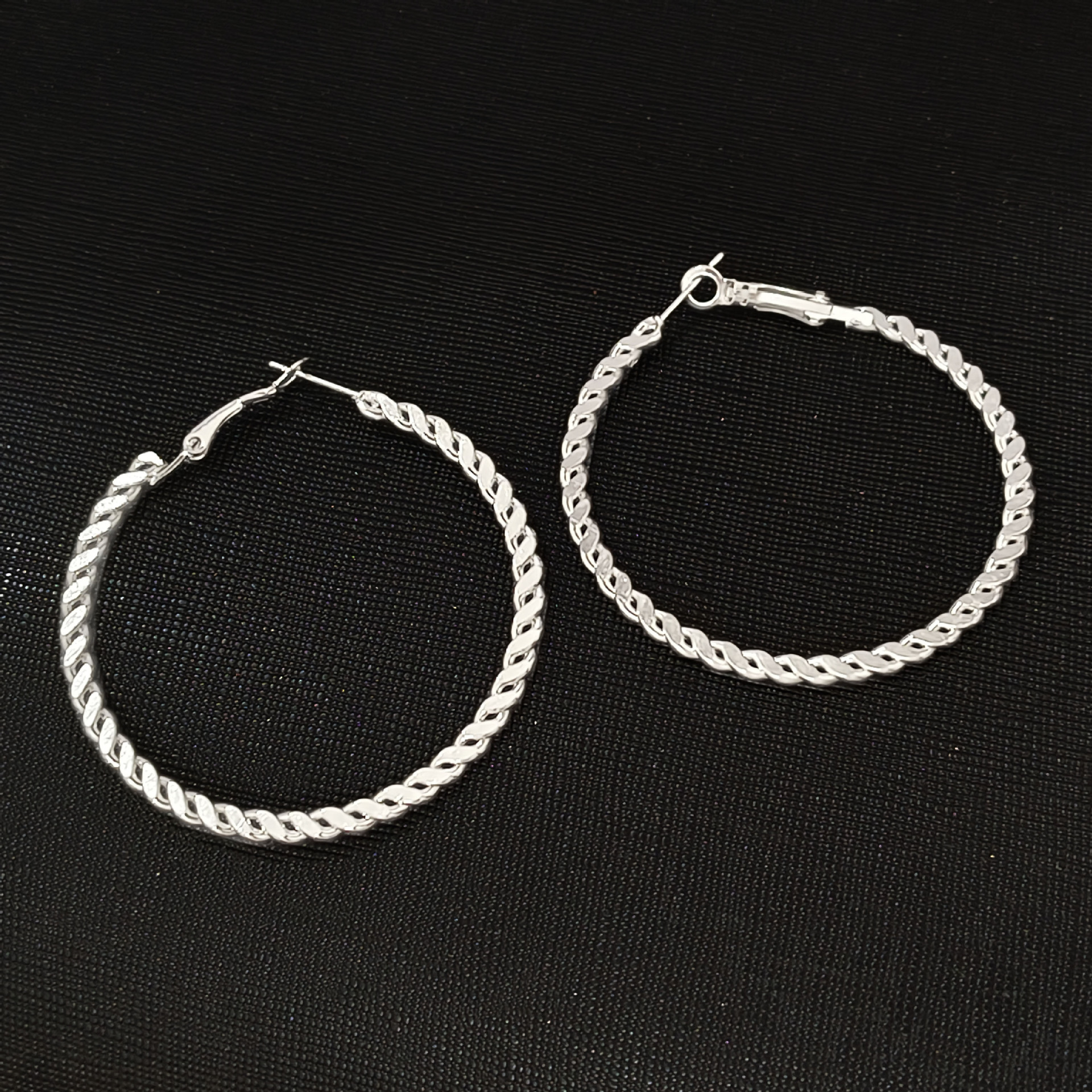 Korean-style Hong Kong-style retro plain ring earrings, simple and versatile, cold style twisted ear rings, niche high-end and elegant earrings Application Scenario
