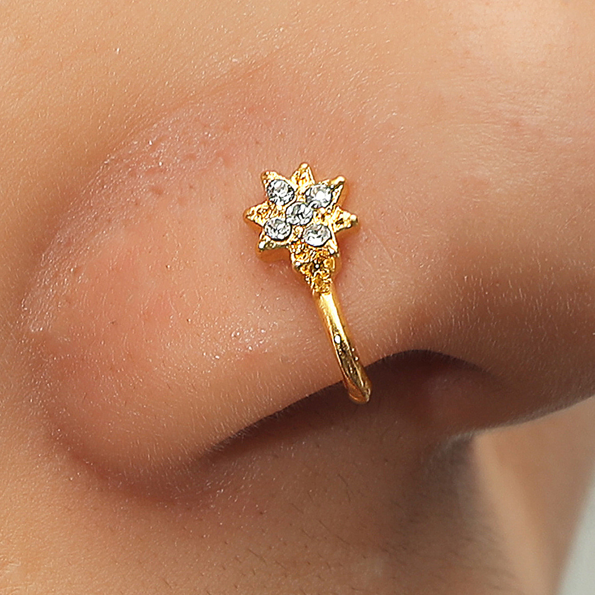 A new type of popular zircon nose ring metal U-shaped leaf heart-shaped nose nail and nose accessory for export in Europe and America, featuring a simple and piercing design full figure