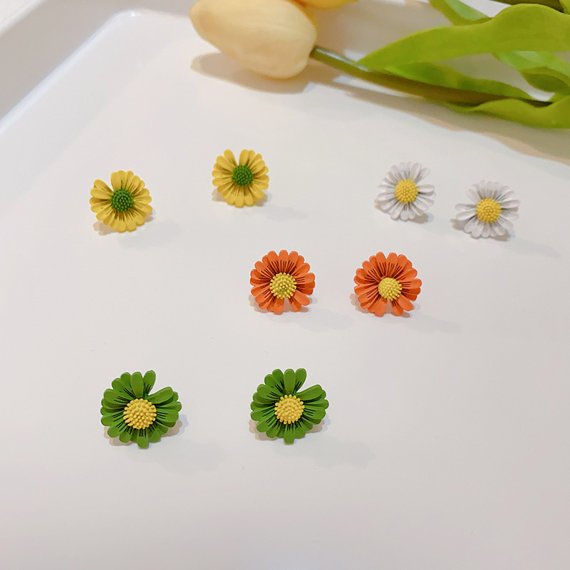 Chrysanthemum stud earrings, Korean style, small Daisy earrings for women, simple Hyuna, small and individual, 2025 new internet-famous earrings Application Scenario