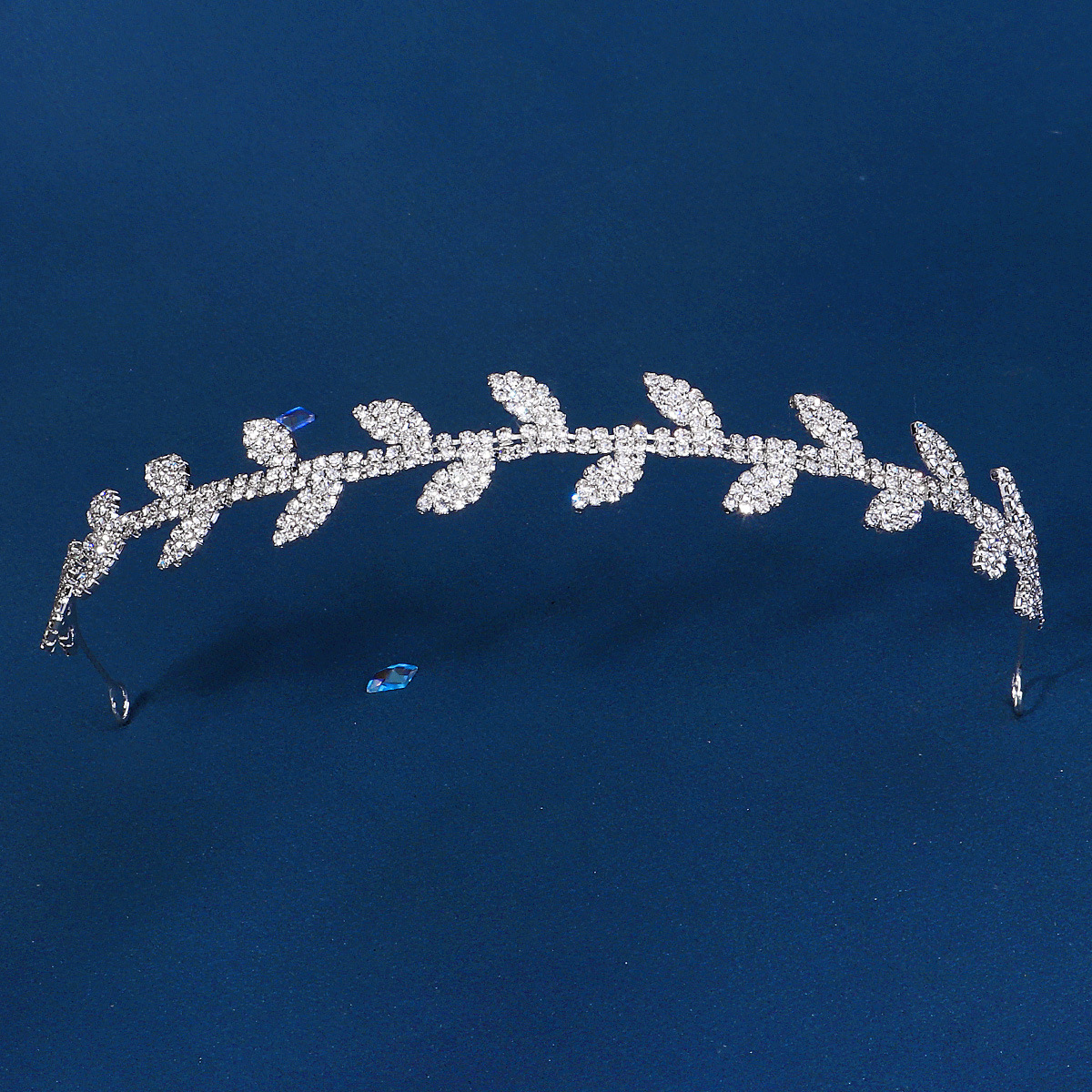 The new zirconia hair band from South Korea is a versatile daily hair accessory, a thin hair band, a wedding bridesmaid's headwear, and a water diamond leaf hair band Application Scenario