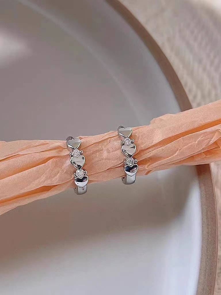 The 2025 new trendy heart-shaped zircon ear stud earrings are fashionable, versatile, simple, luxurious and high-end with a cool style Specification drawing