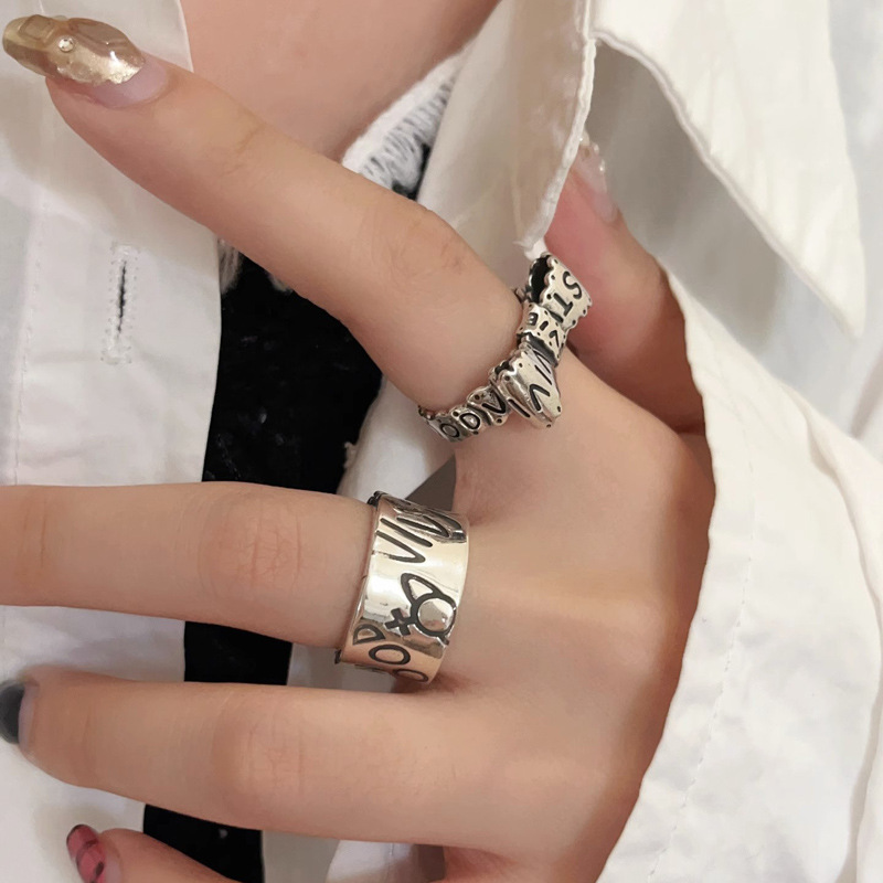 A Western post-punk cold style vintage Saturn mid-style bow skull wide letter ring for a woman details Picture