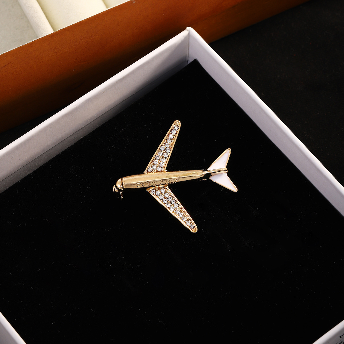 European and American unique design sense, diamond-encrusted airplane collar pin, simple and high-end style, ins style, versatile suit coat pin details Picture