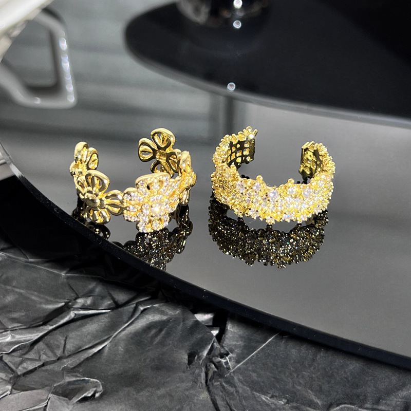 French light luxury retro four-leaf clover hollowed-out design open ring, a sophisticated and versatile ring with a unique feminine charm Specification drawing