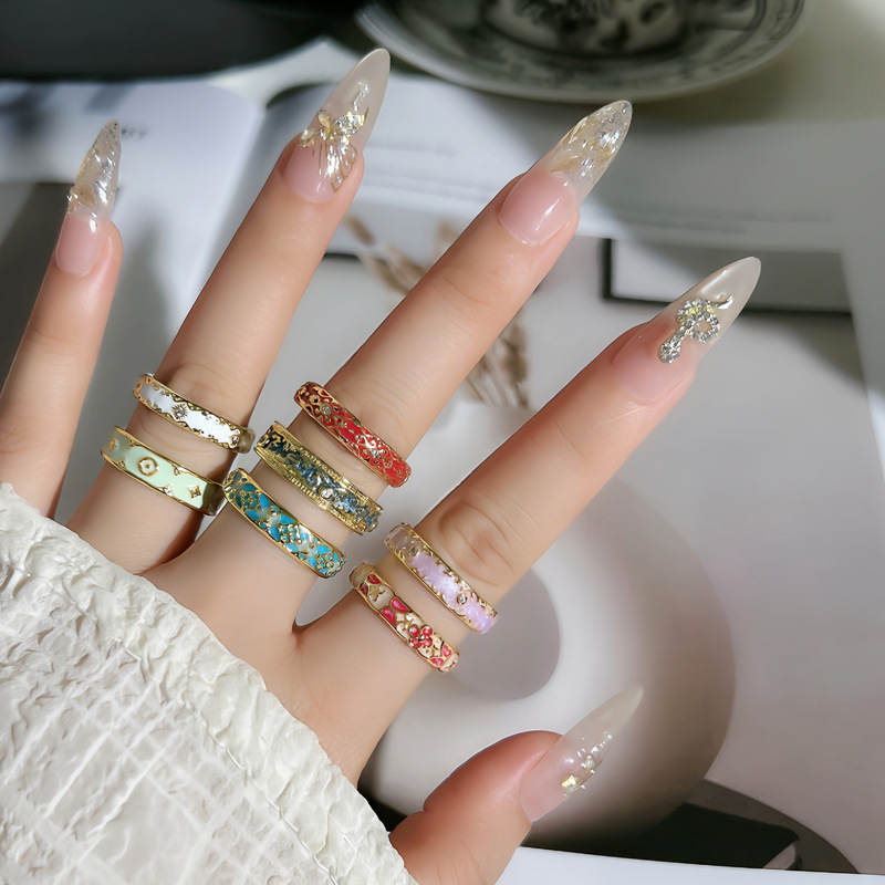 A niche retro lace court-style flower enamel drop glaze light luxury ring with a cold and elegant design for women full figure