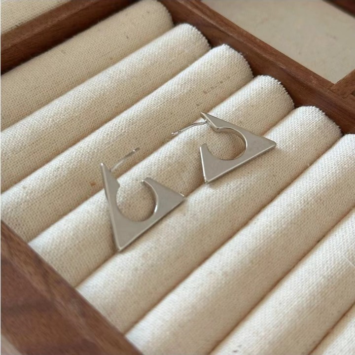 Geometric triangle earrings for women, with a niche design sense, simple and elegant, high-end and personalized fashion. Stud earrings and earrings, with a cold style Specification drawing