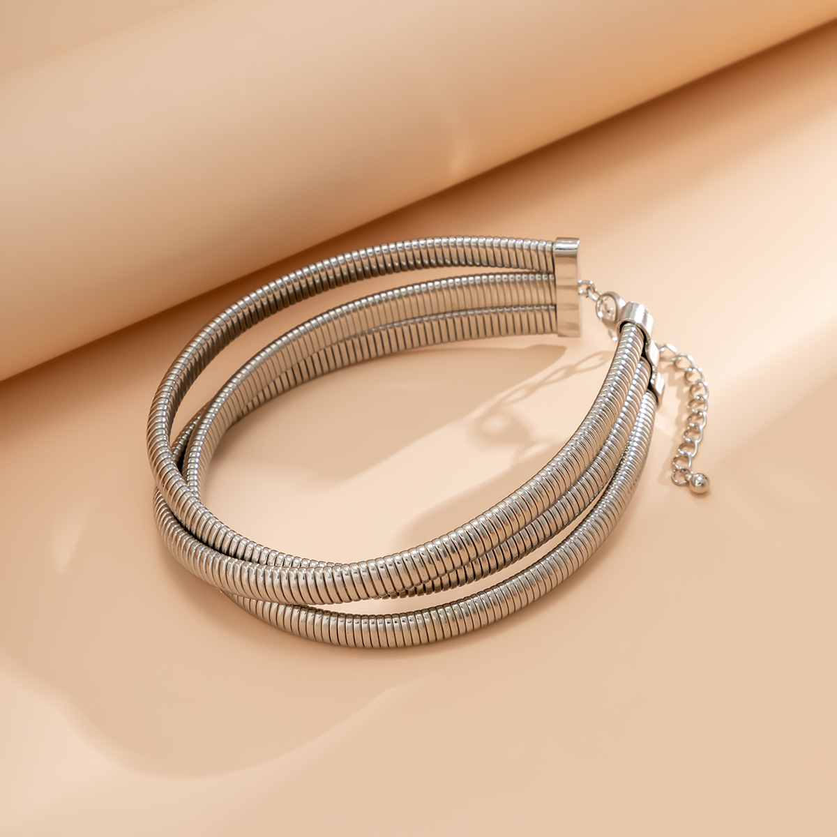 European and American cross-border jewelry: Simple and fashionable, multi-layer choker, exaggerated and individualistic style snake bone necklace Application Scenario