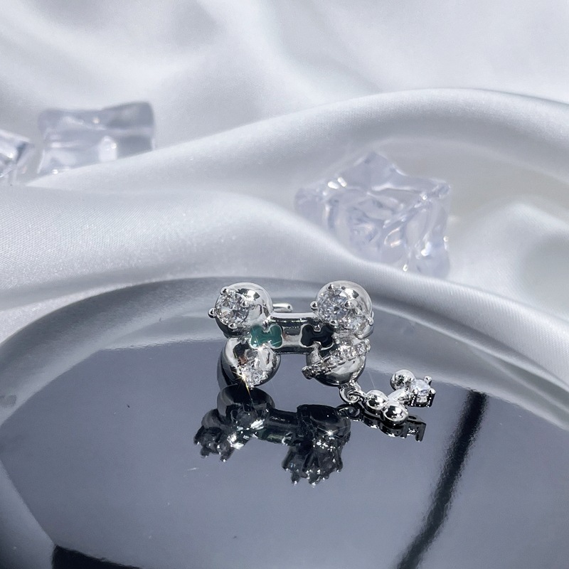 European and American dark series Saturn punk personality Open ring, neutral style, ins fashion, versatile and cool index finger ring Application Scenario