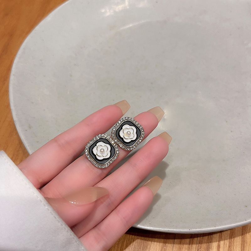 New retro super sparkling zircon flower earrings from South Korea, a sophisticated and elegant stud accessory for women with a cold and aloof style full figure