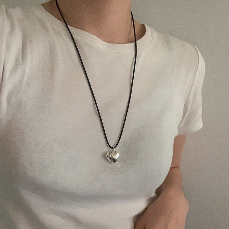 A long braided rope metal heart-shaped pendant necklace for women, a unique, retro, simple and versatile Korean necklace with a stylish look Application Scenario