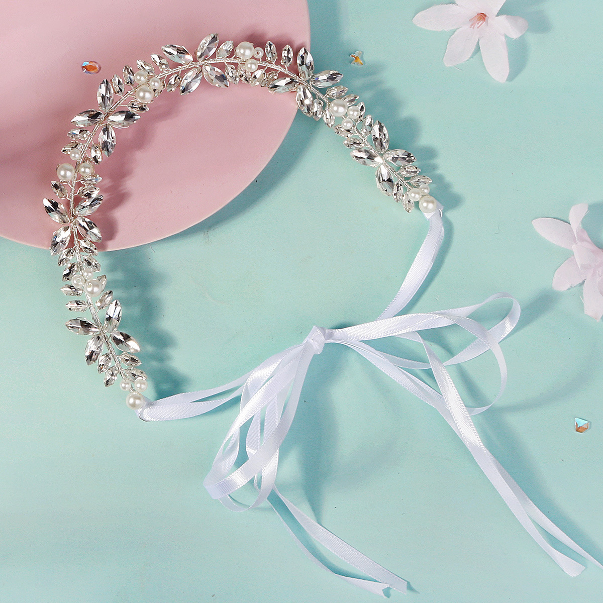 Hand-woven rhinestone flower hair bands, bride's follow-up makeup updo, pearl headwear, stage performance, wedding flower girl hair accessories details Picture