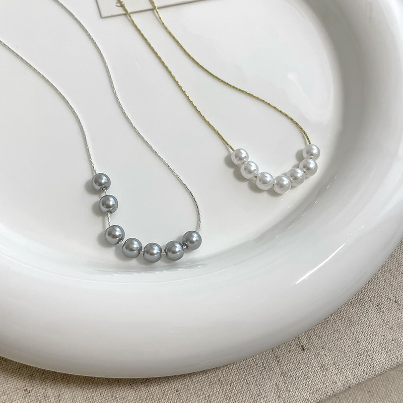Simple pearl beaded collarbone chain, a new style of elegant accessory for women in 2023, a French light luxury and niche necklace Application Scenario