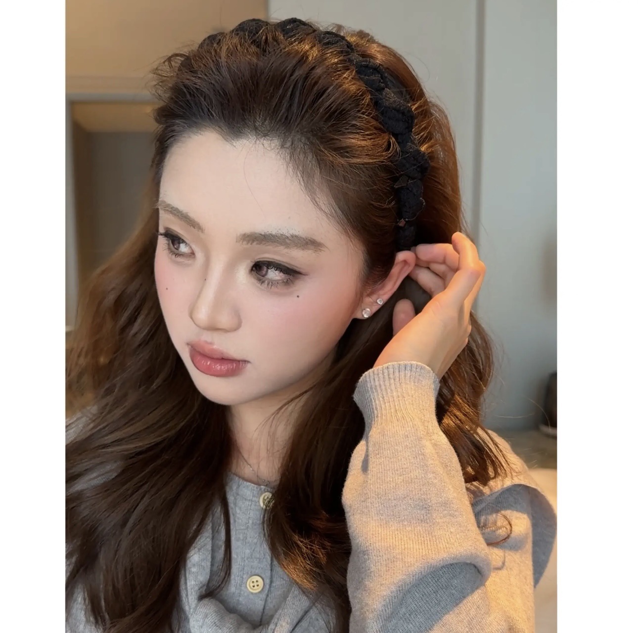 Wavy toothed headband for women, anti-slip and high-end look on the top of the head, small Korean fabric twisted headband, early spring accessory details Picture