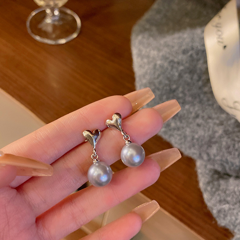 French simple grey heart-shaped pearl stud earrings for women, 925 silver needle, fashionable and high-end, versatile best-selling earrings wholesale full figure