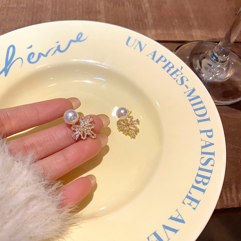 The light luxury, niche and exquisite zircon maple leaf earrings are fashionable and versatile for women, exuding a sense of elegance and sophistication. The pearl stud earrings are best-selling earrings Specification drawing