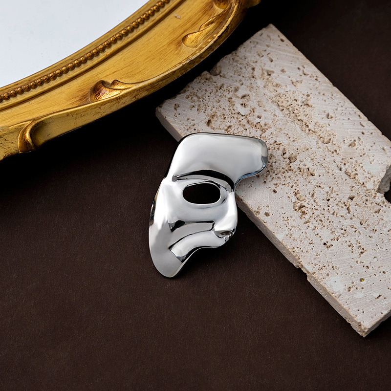 New retro European and American masks, brooches, unique and simple facial pins, niche and versatile, high-end suit accessories Specification drawing