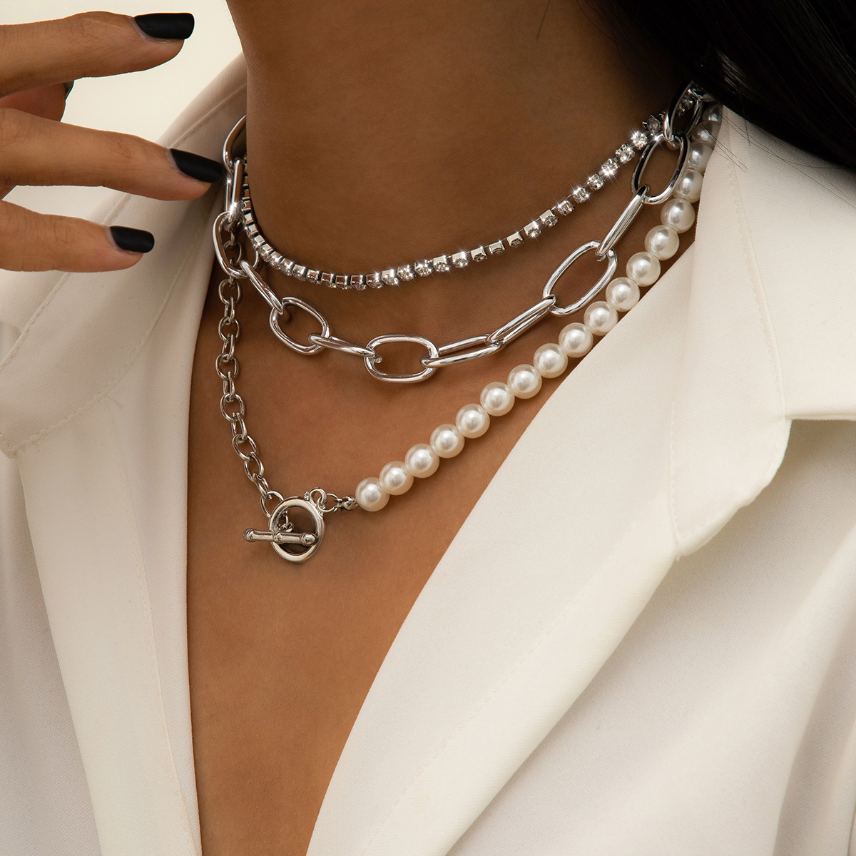 European and American cross-border jewelry: simple, fashionable and elegant round bead chain necklace, retro Baroque imitation pearl geometric necklace details Picture