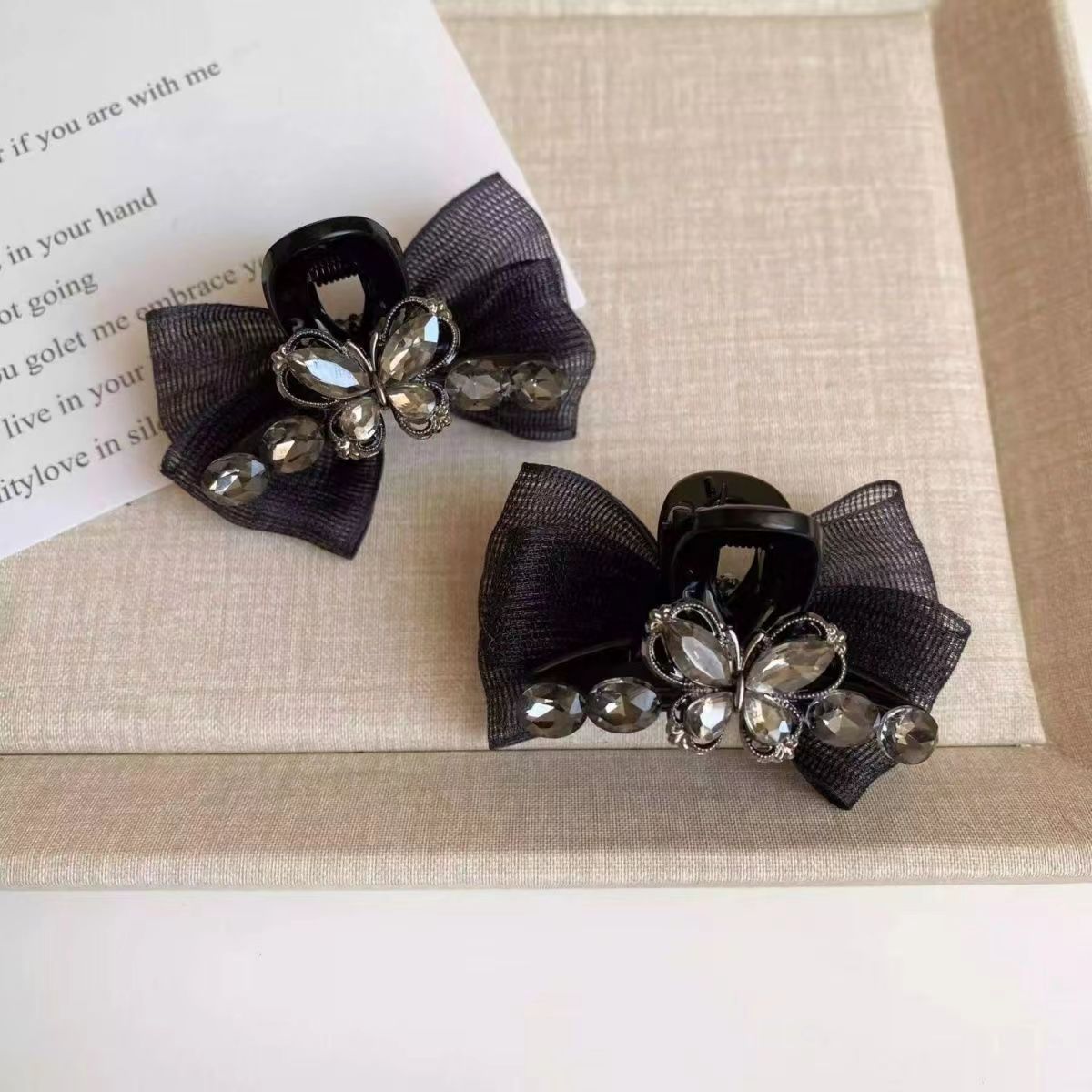 The new autumn and winter collection features a light luxury style with a black mesh butterfly diamond fringe clip and a high-end side hair clip details Picture