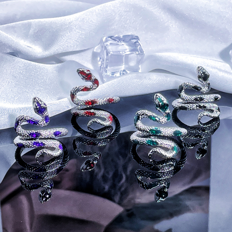 This simple and fashionable textured snake-shaped drip glaze open ring is versatile for women, with a unique and elegant design sense. It is a light luxury ring Application Scenario