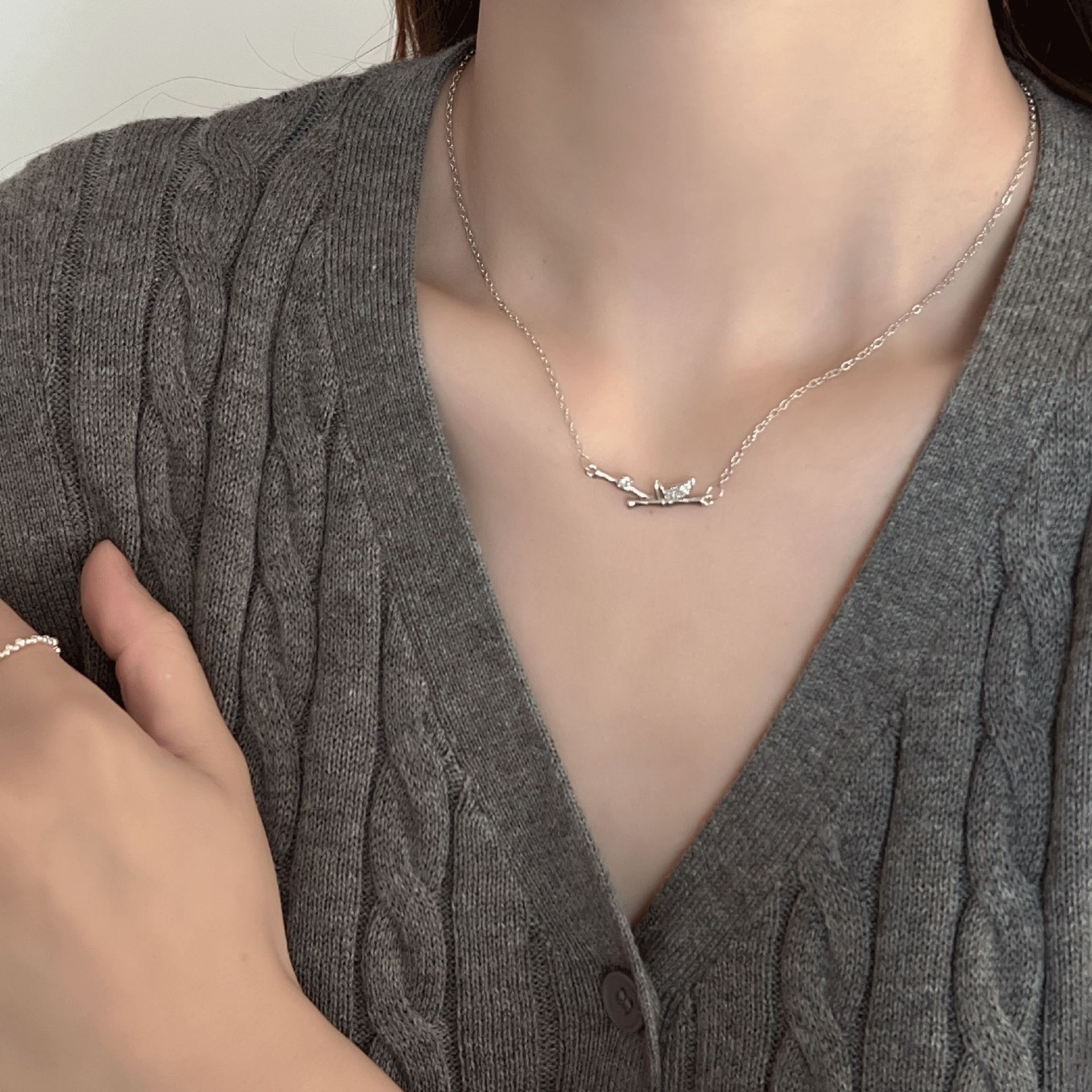 The bamboo joint necklace is a niche bamboo necklace with a design sense for women's summer. It's a new 2024 light luxury collarbone chain with a cold style Application Scenario