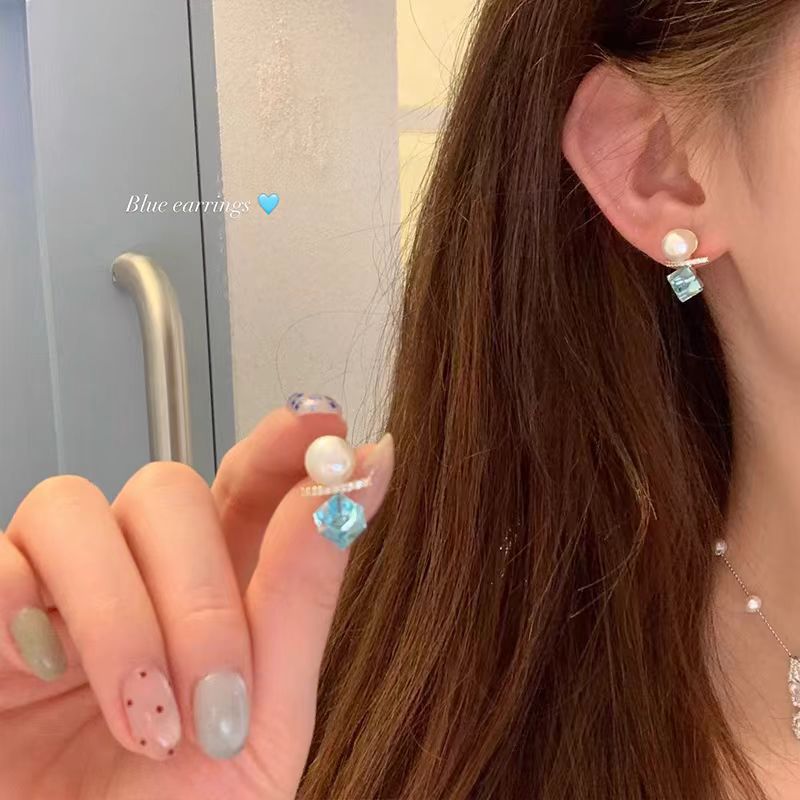 The blue crystal cube sugar pearl earrings are a light luxury, niche and high-end accessory for women, with a grand and elegant style. They are unique and beautiful stud earrings details Picture