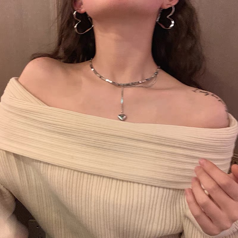 Three-dimensional heart-shaped pendant, small square necklace, women's niche design sense, titanium steel non-fading collarbone chain accessory Application Scenario